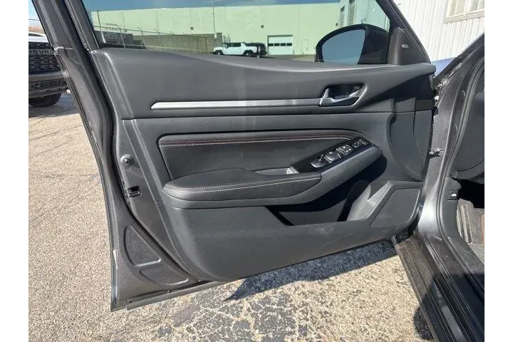 $27982 : Nissan Altima 2023 2.0 SR 4d image 9