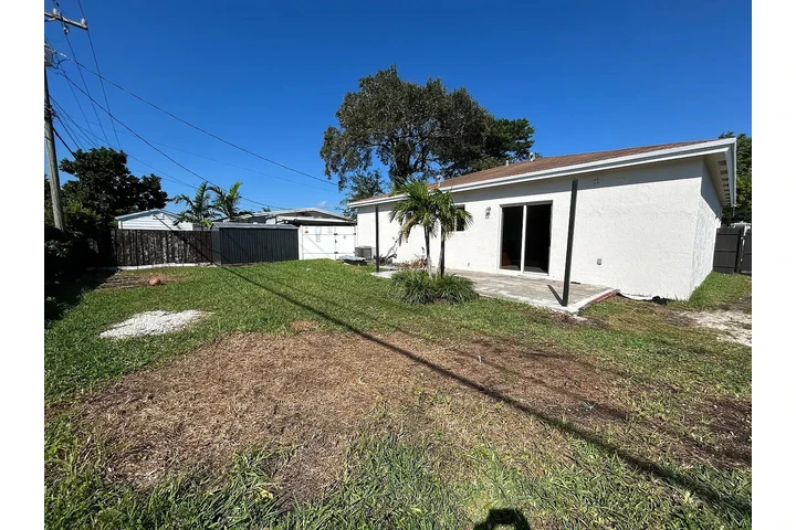 $900 : charming HOME ..Miami, FL image 8