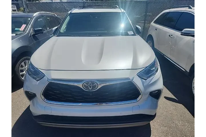 $39581 : Toyota Highlander 2023 AWD L image 2