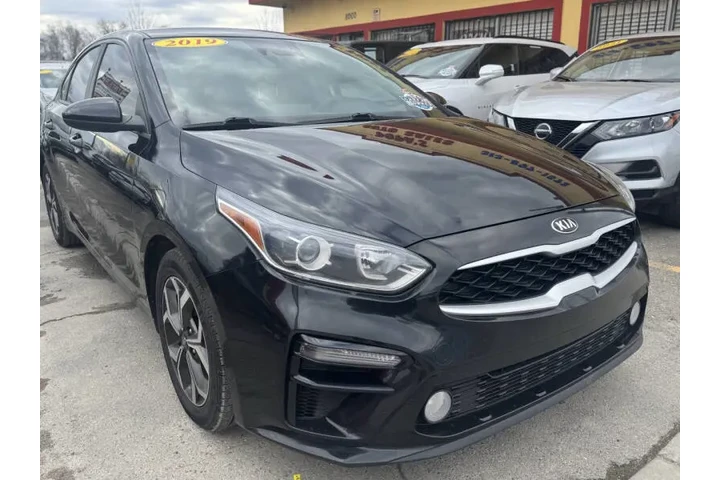 2019 Forte LXS image 2