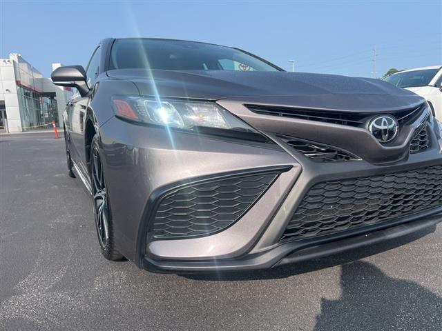 $22584 : PRE-OWNED 2022 TOYOTA CAMRY SE image 10