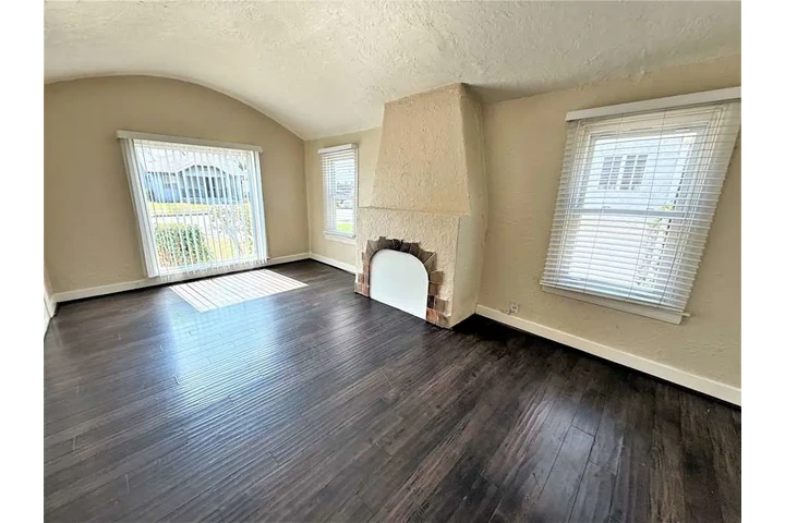 $2000 : 2 bed 1 bath home in LA image 1