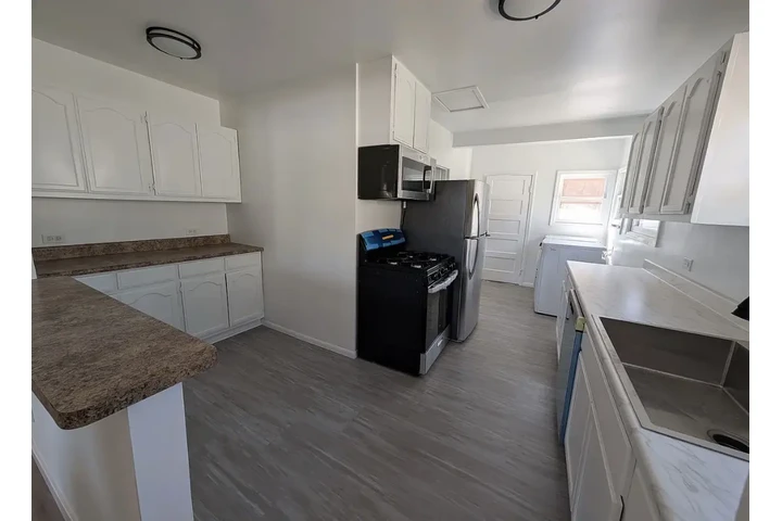 $1900 : AVAILABLE FOR RENT image 4