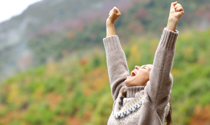 Mujer eufórica en la naturaleza