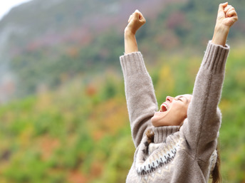 Mujer eufórica en la naturaleza