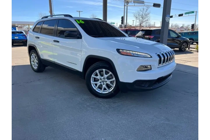 2016 Cherokee Sport FWD image 3