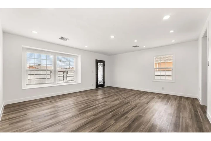 $2350 : 3Bed/2Bath Home For Rent in LA image 2