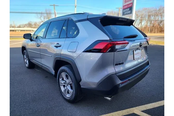 $28602 : Toyota RAV4 2023 AWD XLE 4dr image 5