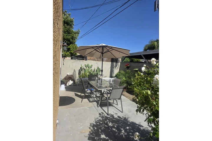 $950 : CUARTO GRANDE EN CASA image 4