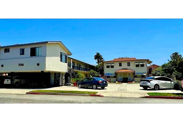 $1695 : The Seville Terace image 2