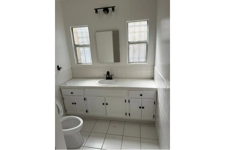 $1985 : 2 Bedroom Apt in Koreatown image 9