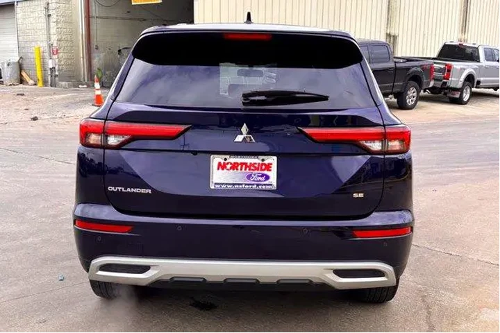 $24977 : Mitsubishi Outlander 2023 SE image 7