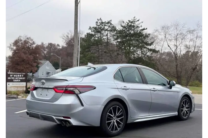 $20999 : 2022 Camry SE image 6