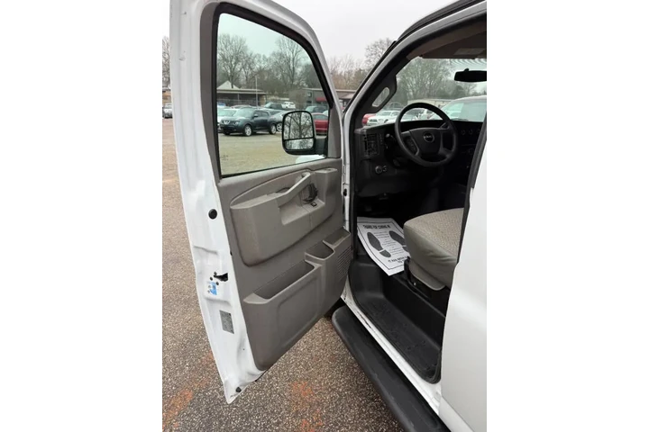 $13999 : 2017 GMC Savana 2500 image 10