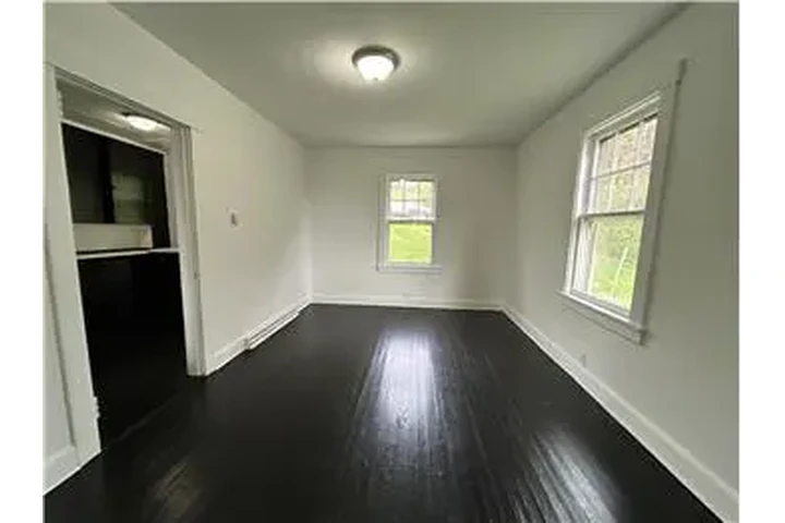 $695 : Rental property with 3 bedro image 7