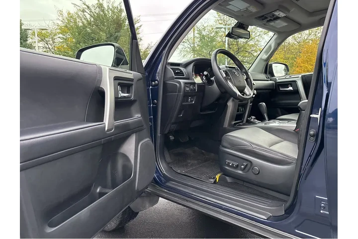$40000 : Gold Certified2022 4Runner SR image 2
