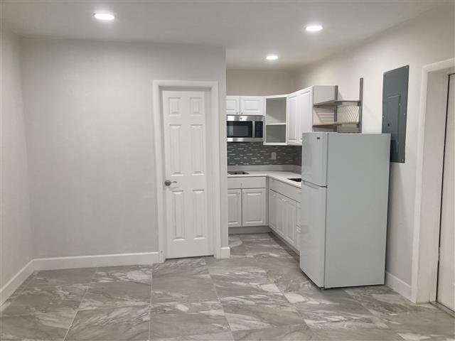 $1300 : Efficiency north miami image 2