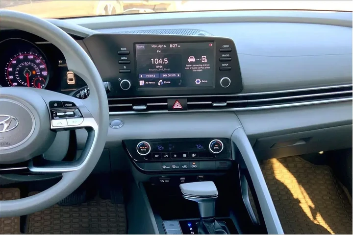 $16995 : Hyundai ELANTRA 2022 SEL 4dr image 7