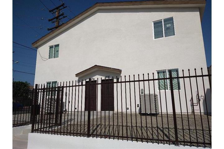 LARGE TOWNHOUSE, EAST L.A. image 4