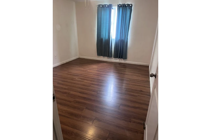 $900 : Cuarto grande de renta image 4