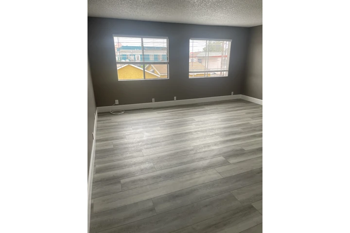 $2350 : 130 E Adams Blvd image 3
