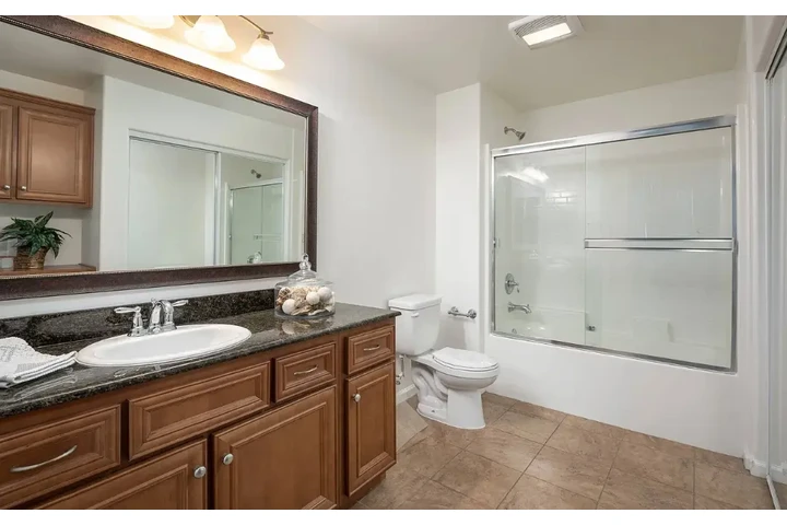 $1975 : Beautiful 2 Bedroom Apt in LA image 5