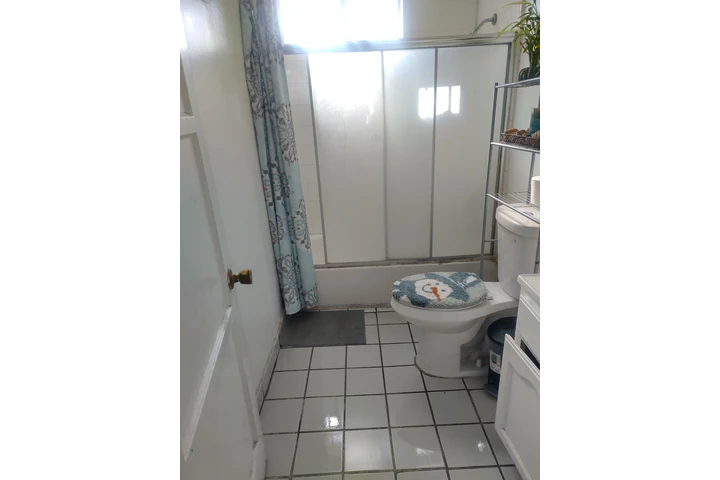 $575 : Se renta cuarto image 2