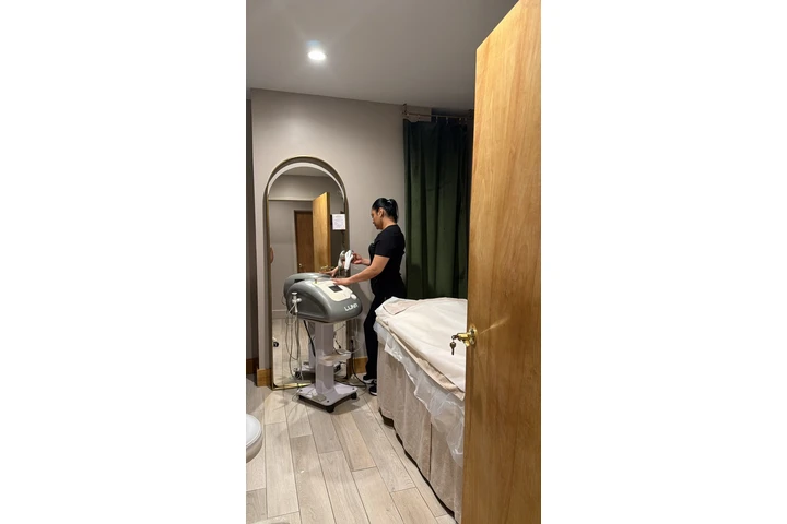SE BUSCA ESTETICISTA image 1