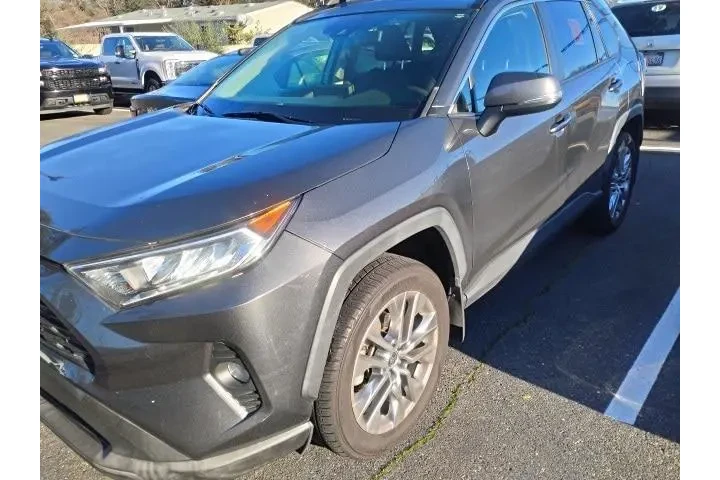 $27988 : Toyota RAV4 2020 AWD XLE Pre image 2