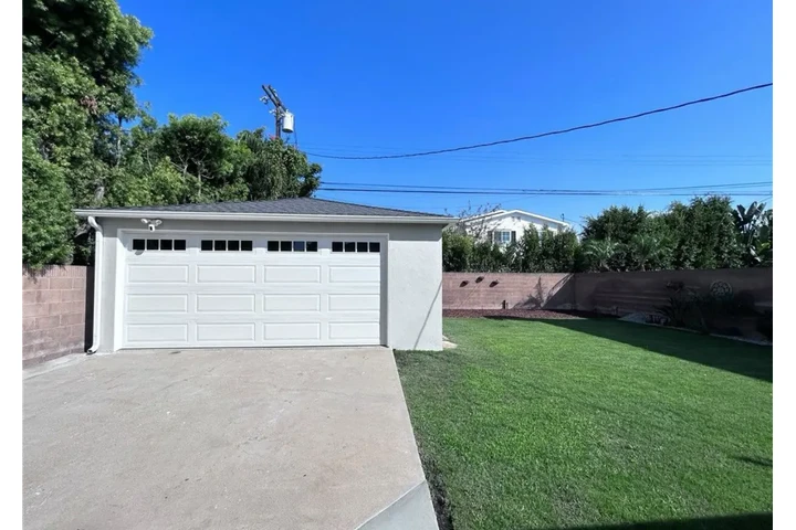 $2490 : 3 Bed 2 Bath House in Gardena image 10