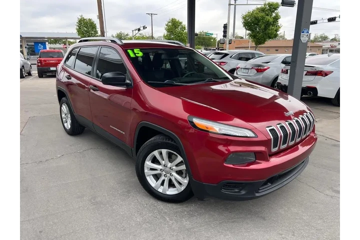 2015 Cherokee Sport FWD image 3