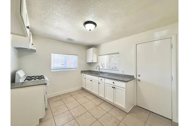 $800 : Beautiful Home..San Bernardino image 6