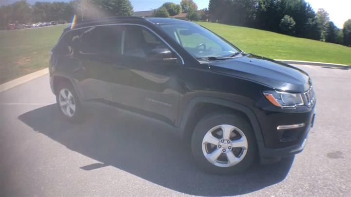 $16000 : PRE-OWNED 2018 JEEP COMPASS L image 2