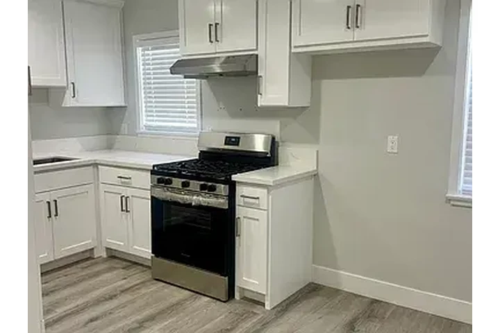 $1400 : beautiful 1BD 1BTH Available image 6