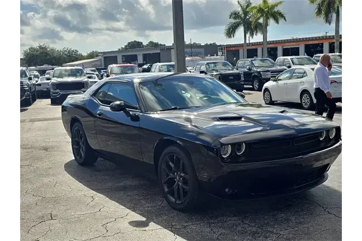 $22990 : Dodge Challenger 2022 SXT 2d image 2
