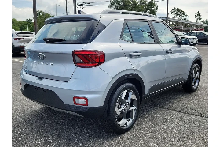 $15895 : Hyundai VENUE 2022 SEL 4dr C image 5