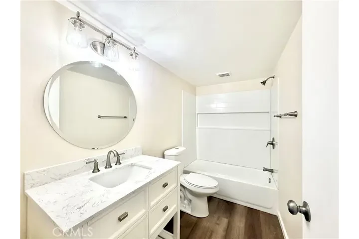 $3200 : Encantadora Casa De 3 Recamara image 3