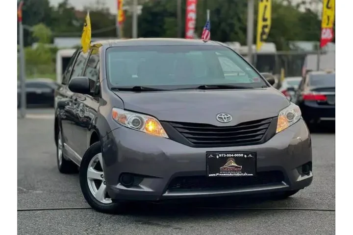 2017 TOYOTA SIENNA2017 TOYOTA image 3