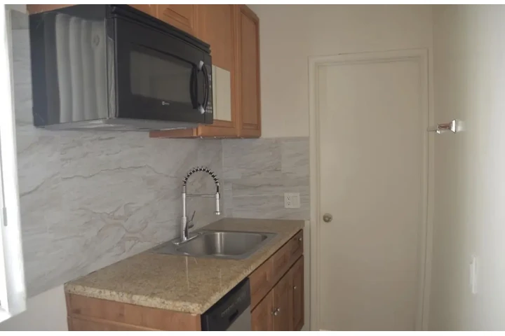 $1565 : 1 Bed 1 Bath Apt in Carson image 4