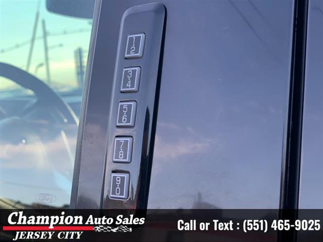 Used 2019 F-150 LARIAT 4WD Su image 3