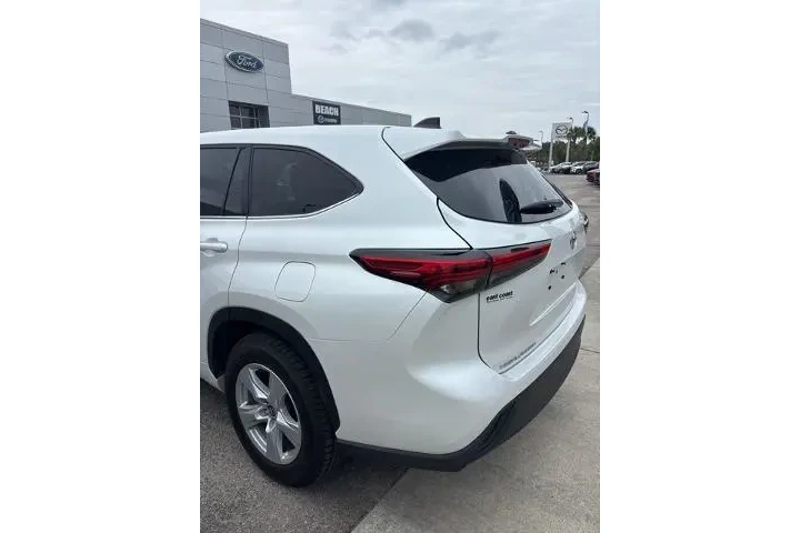 $34840 : Toyota Highlander 2023 LE 4d image 6