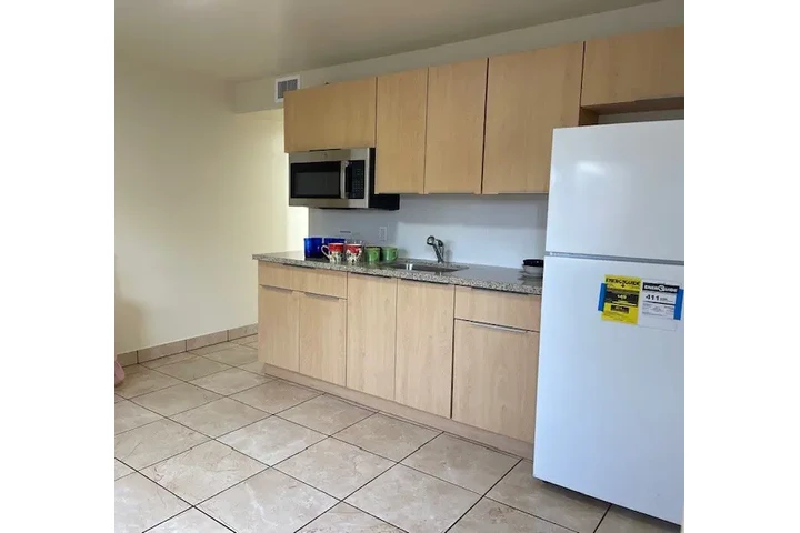 $1650 : EFFICIENCY AREA CORAL GABLES image 1