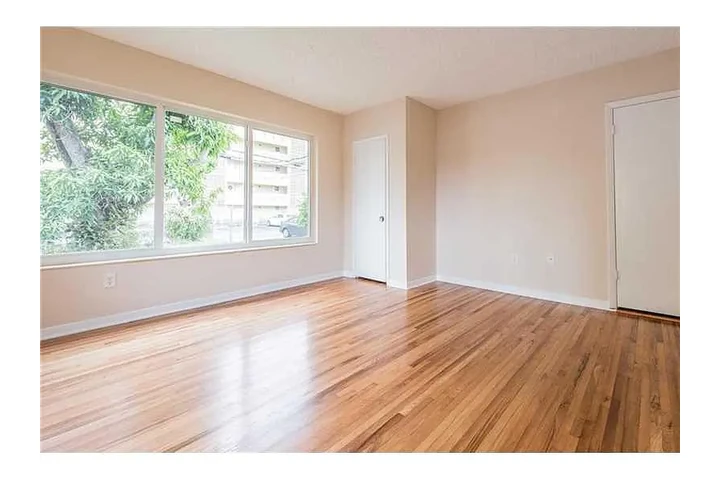 $900 : Freshly painted Great location image 6