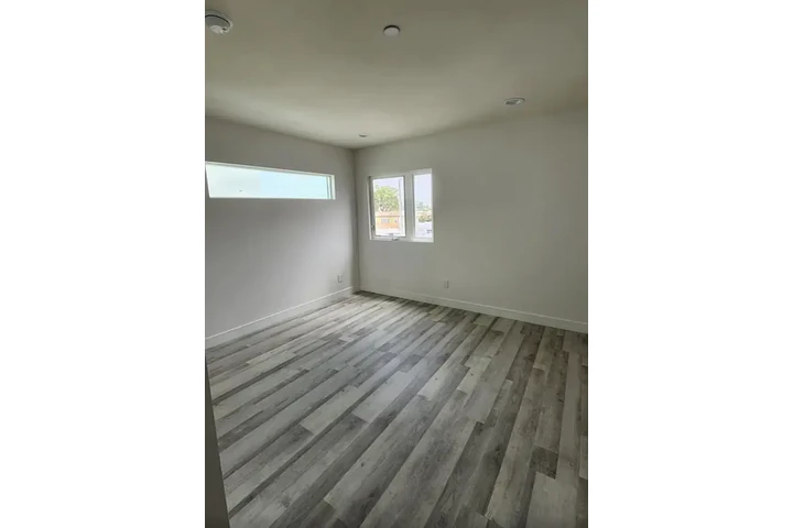 $1450 : 1 Bed 1 Bath in West Adams LA image 7