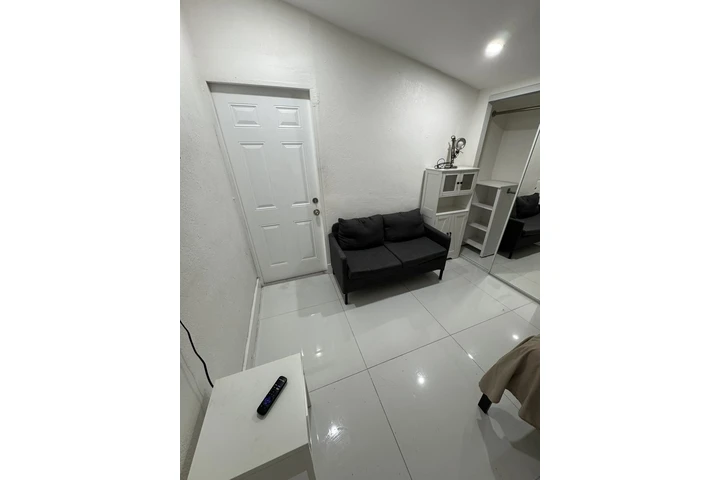 $850 : Roomate image 1