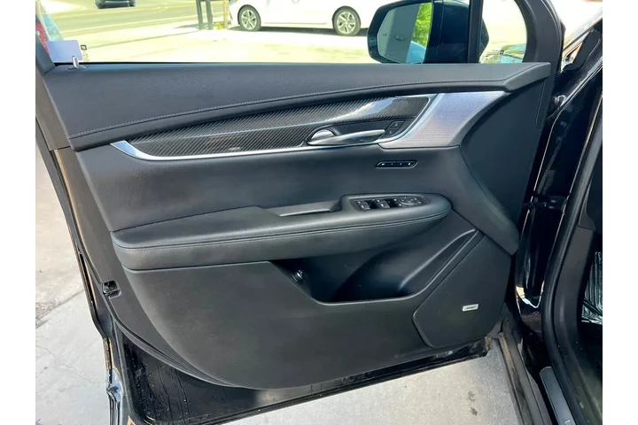 2020 XT6 Sport image 10