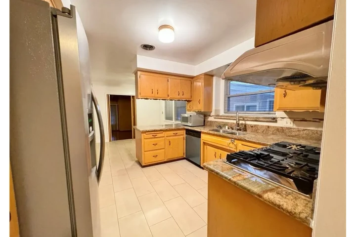 $2455 : 3 Bed House in Huntington Park image 4