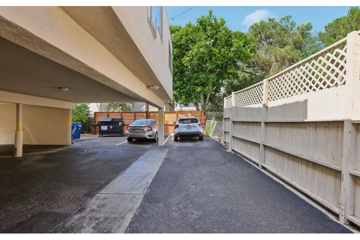 $2300 : 3 Bedroom Apt in West Adams image 9