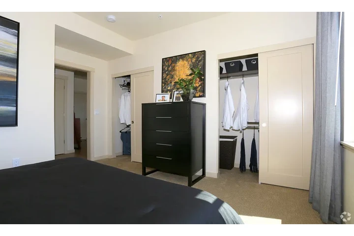 $2500 : MODERN  1 BEDROOM APARTMENT image 5