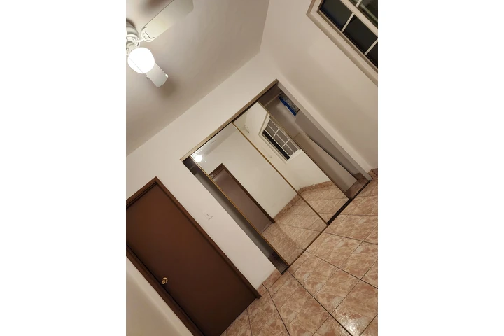 $1400 : Cuarto en Huntongton Park image 1